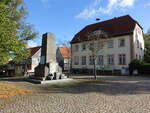 Straberg, Rathaus und Weltkriegsdenkmal am Plan (27.09.2024)