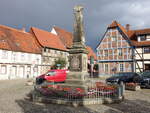 Wegeleben, Denkmal und Huser am Marktplatz (28.09.2024)