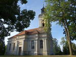 Karow, evangelische Kirche, Putzbau mit kreuzf�rmigen Grundriss, erbaut 1703, Kirchturm erbaut 1752 (05.07.2025)