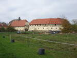 Bndorf, sanierte Wirtschaftsgebude am Schloss, erbaut ab 1764 durch Ludwig Adolph Freiherr von Zech (01.11.2024)