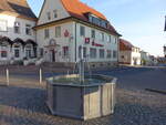Hecklingen, Brunnen und Sparkassengeb�ude am Markt (15.04.2025)