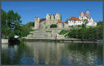 Auf einem Felsen ber der Saale thront das Schloss Bernburg, das lange Zeit Residenzschloss der Frsten von Anhalt-Bernburg war.