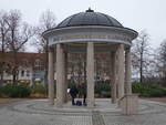 Bad Schmiedeberg, Kurfrstenbrunnen am Kurplatz (09.12.2024)