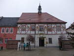 Grfenhainichen, Rathaus mit Weihnachtsschmuck am Markt (09.12.2024)