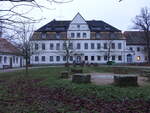 Herrenhaus Radis, erbaut 1654, barockisierender Umbau 1909, nach 1945 Nutzung als sowjetisches Lazarett, von 1987 bis 2020 Jugendherberge (09.12.2024)