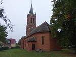 Holzdorf, evangelische Kirche, einschiffige Backsteinkirche mit quadratischem Westturm, erbaut 1884 (09.09.2025)