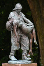  Gerettet  heit die von Adolf Brtt geschaffene Skulptur eines Fischers, der eine junge Frau aus dem Meer rettet.