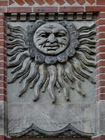 An der Fassade des Heinrich-Sauermann-Hauses in Flensburg befindet sich auch dieses Sonnenrelief.