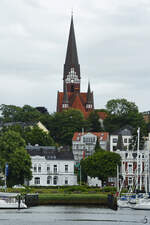 Blick ber das Hafenbecken auf den Flensburger Stadtteil Jrgensby mit dem charakteristischen Turm der Kirche St.