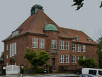 Die ehemalige Hebbelschule ist in den Jahren zwischen 1912 und 1913 im Stil der Heimatschutzarchitektur entstanden und dient heute als Haus B der Auguste-Viktoria-Schule.