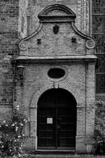 Im Bild der Seiteneingang zur Sankt-Marien-Kirche von Flensburg.