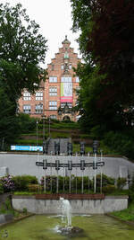 Der 1967 errichtete Maskenbrunnen befindet sich unterhalb des Museumsberges in Flensburg.