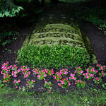 Eine massive Grabplatte, so gesehen Anfang Juni 2024 auf dem Alten Friedhof von Flensburg.