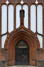 Im Bild der Haupteingang der von 1903 bis 1907 erbauten evangelisch-lutherischen Kirche St.