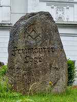 Im Bild der massive Gedenkstein vor dem Logenhaus der Freimauer in Flensburg.