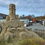 Am Travem�nder Fischereihafen habe ich Anfang November 2025 diese Sandburg entdeckt.