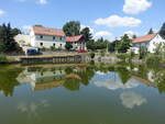 Huser am Dorfteich von Mosen, Lkr.