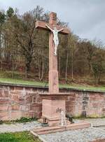 Buttlar - Wenigentaft: Auf dem Friedhof von Wenigentaft steht diese Sandsteinkreuz.