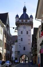 Schlettstadt (Selestat), Stadttor, stadtauswrts gesehen, auch  Turm der Uhr  genannt, stammt aus der Stadtbefestigung um 1280, Okt.2024