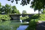 Colmarkanal, eine von vielen Straenbrcken ber den 23km langen Colmarkanal, Aug.2024