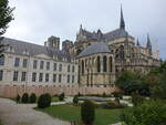 Reims, Chor der Kathedrale Notre-Dame und Chapelle Palatine am Cours Anatole France (06.10.2024)