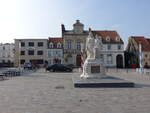Guines, Rathaus und Denkmal am Place du Marechal Foch (25.04.2025)
