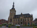 Bailleul, Rathaus mit Belfried am Grand Place Charles de Gaulle, erbaut ab 1922 (06.09.2024)