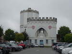 Bailleul, Gebude und historischer Wasserturm in der Rue de Fontaine (06.09.2024)