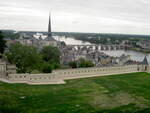 Saumur, Ausblick vom Chateau auf die Altstadt und Loire Brcke (02.07.2008)