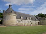 Montgeoffroy, Wirtschaftsgebude mit Rundturm am Schlo (03.07.2008)