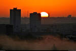 Sonniger Herbstmorgen (1/3):  Sonnenaufgang zwischen den  Punkthochh�usern  von Halle-Neustadt und der Johanneskirche in der Altstadt von Halle (Saale), mit Tele-Zoom fotografiert vom Granauer