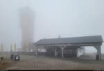Das hat Herbst auf fast 1000 Metern H�he so an sich: eingenebeltes Plateau des Wurmbergs (Harz) bei Braunlage mit Aussichtsturm und Restaurant  Wurmberg Alm .