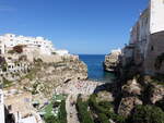 Polignano a Mare, Ausblick auf den Strand Lama Monachile (28.09.2022)