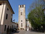 Castellaro Lagusello, Torre del Orologio in der Via Castello (12.04.2024)