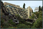 Das Hotel Monte Tauro wurde 1965 - 1973 im brutalistischen Baustil in den Hang unterhalb der Altstadt von Taormina gebaut.