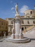 Noto, Marienstatue am Domplatz (12.03.2009)