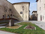 Nocera Umbra, Brunnen und Gebude an der Piazza Caprera (01.04.2022)