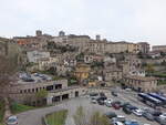 Narni, Ausblick ber die Piazza Trento auf die Altstadt (28.03.2022)