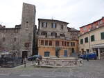 Narni, Huser und Brunnen an der Piazza Giuseppe Garibaldi (28.03.2022)