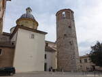 Amelia, Dom San Fermina und Stadtturm Torre Civica, der zwlfeckige Turm wurde im Jahre 1050 errichtet und ist 30,2 Meter hoch (28.03.2022)