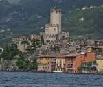 Scaligerburg nahe Malcesine am Gardasee, aufgenommen vom Schiff aus.