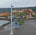 Blick vom Schiff auf den Anleger mit dem Ticketh�uschen von Torri del Benaco am Gardasee.