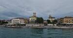 Blick auf die Strandpromenade von Lazise, kurz bevor unser Schiff am Anleger anlegt.