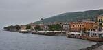 Blick vom Schiff auf die obere Strandpromenade von Torri del Benaco am Gardasee.