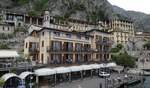 Das Hotel all Azzurro, nahe dem Anleger von Limone am Gardasee, aufgenommen vom Schiff aus.