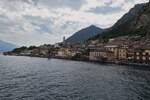 Nach dem Verlassen des Anlegers von Limone, Blick zur�ck auf die Stadt und die Felsen Konstellationen.