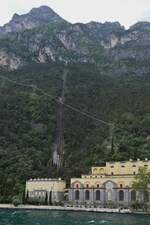 Das Wasserkraftwerk mit den Versorgungsrohren aus den Bergen am Rande des Gardasees in Riva del Garda.