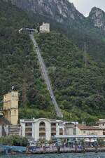 Panorama Standseilbahn nahe dem Schiffsanleger in Riva del Garda zur Bastion von Riva, hoch �ber Riva del Garda am Gardasee.