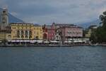 Blick von der F�hre Tonale, auf die Uferpromenade von Riva del Garda mit dem Apponale Turm.