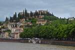 Blick �ber die Etsch auf das Castel San Pietro auf dem gleichnamigen H�gel in Verona.